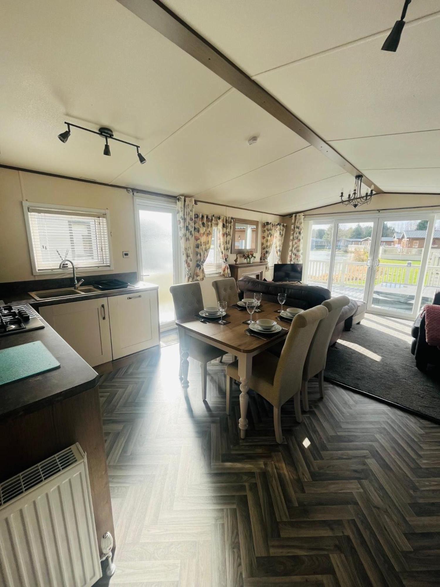 Lakeside Escape With Hot Tub York Exterior photo